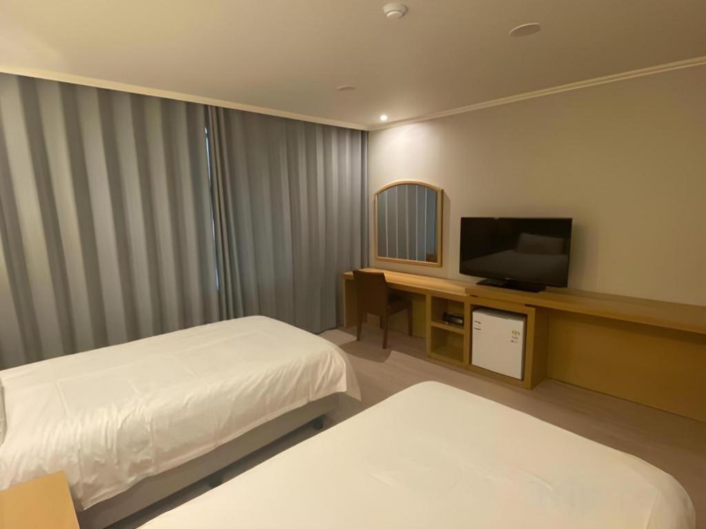 Emerald Hotel Чеджудо Экстерьер фото