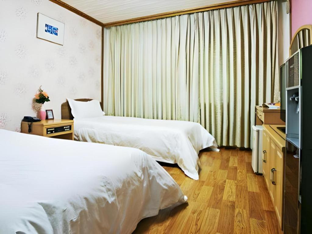 Emerald Hotel Чеджудо Экстерьер фото