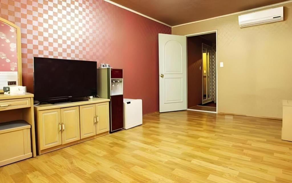 Emerald Hotel Чеджудо Экстерьер фото