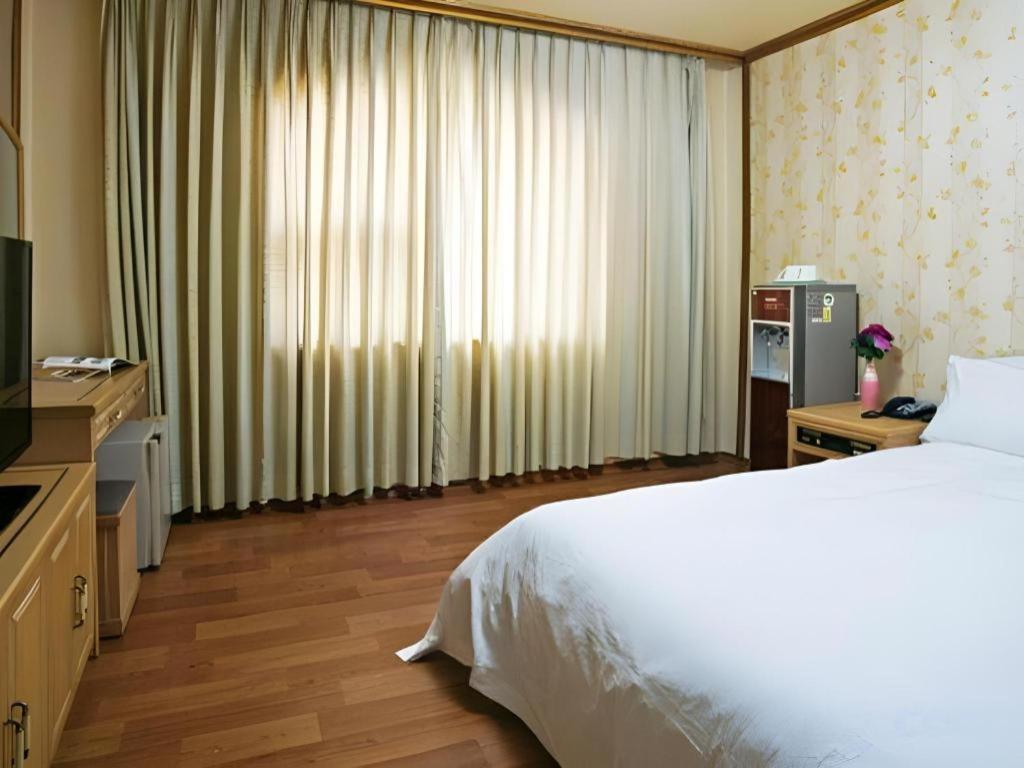 Emerald Hotel Чеджудо Экстерьер фото